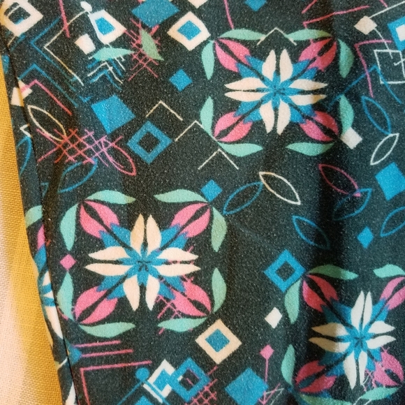 Green Patterned Lula Roe Leggings, One Size (basic) - Picture 2 of 2